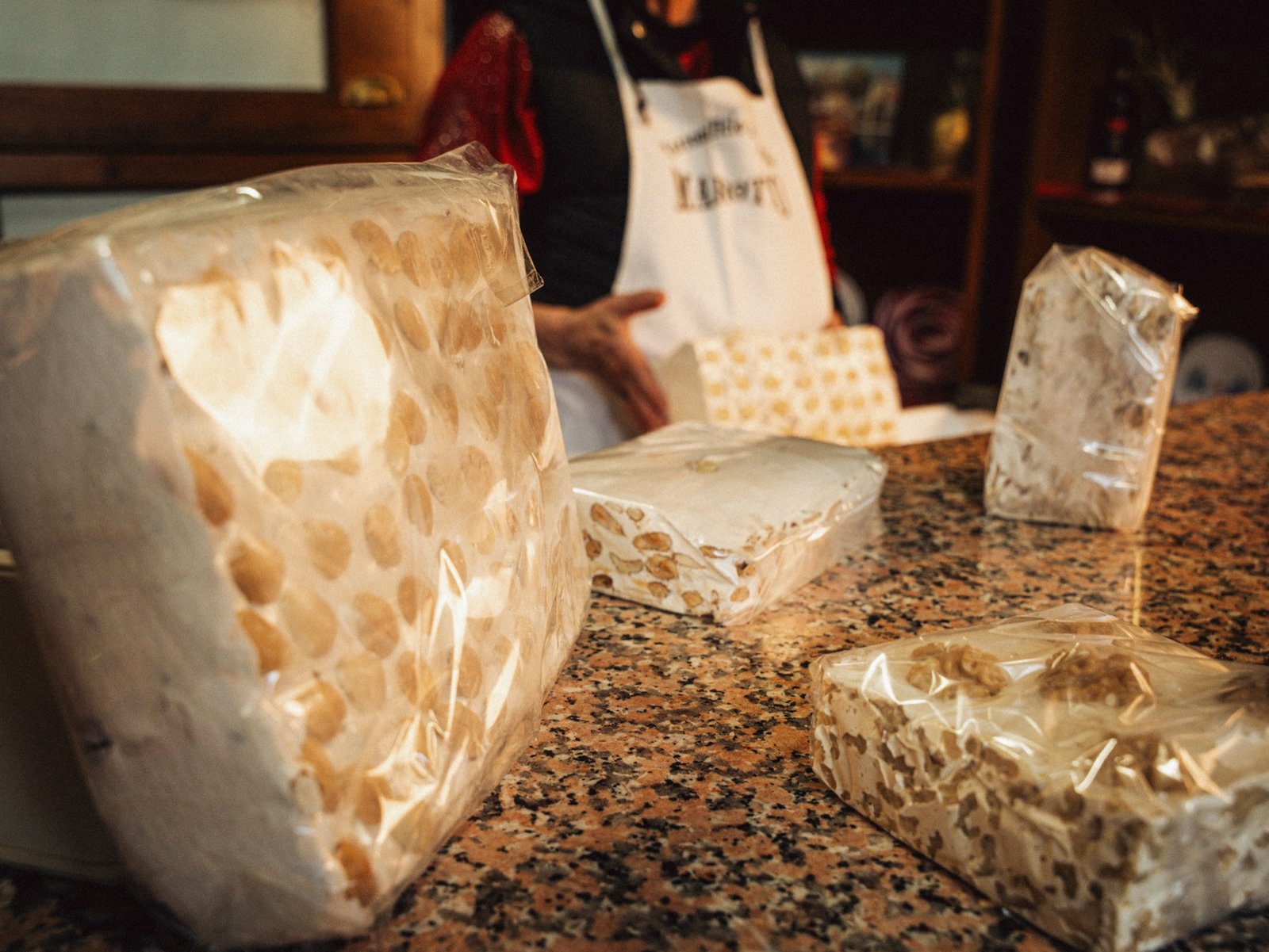 Lavorazione manuale del torrone con miele e mandorle